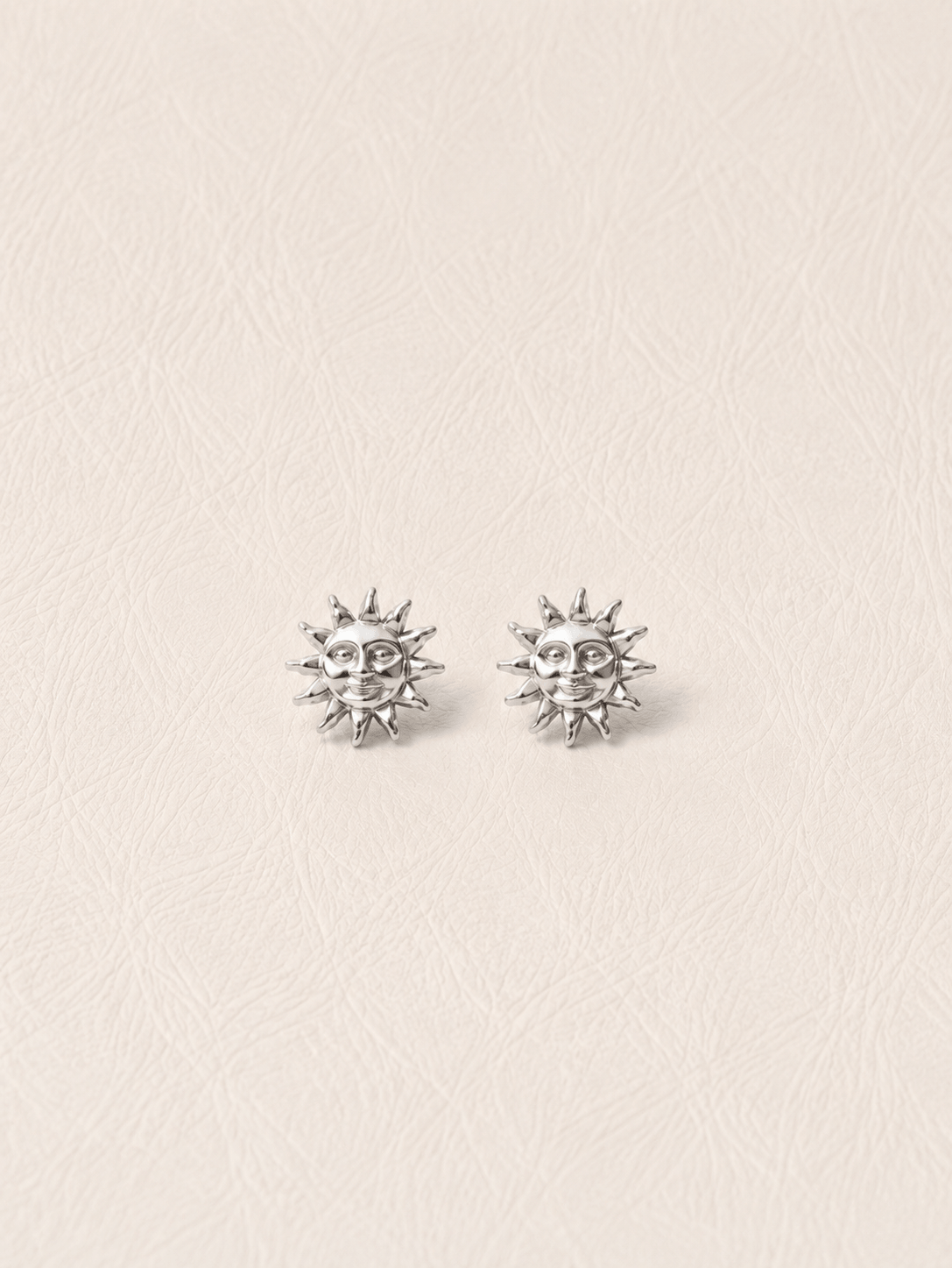 SOL STUDS SILVER