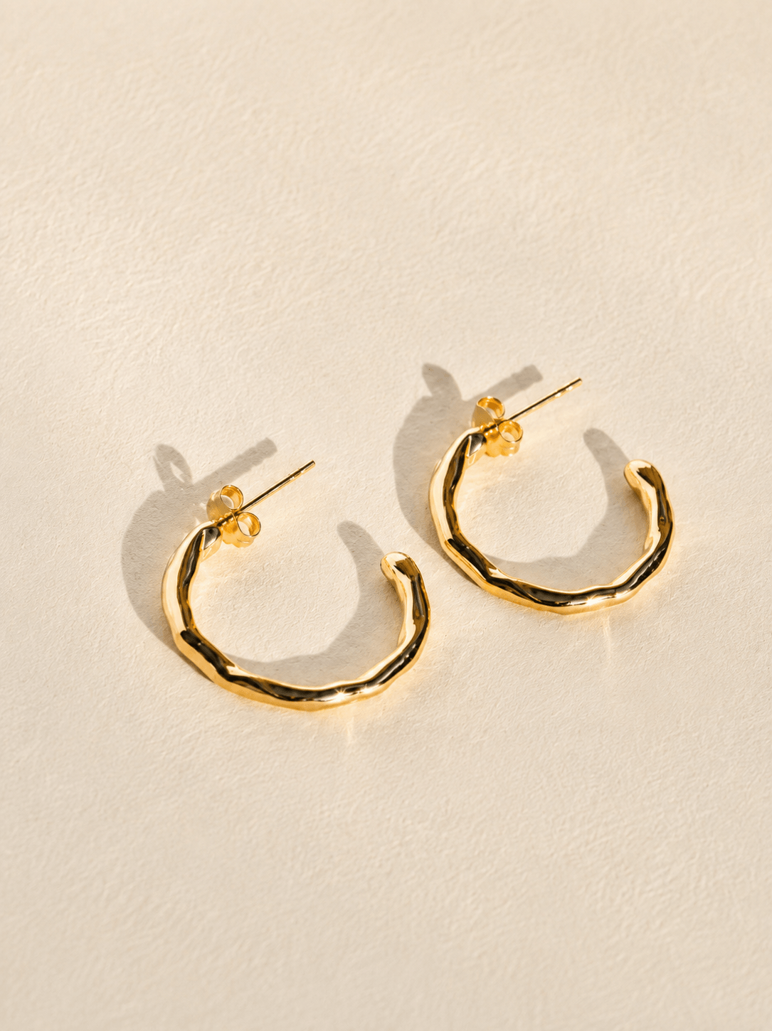 ALLESANDRA MEDIUM HOOP GOLD VERMEIL