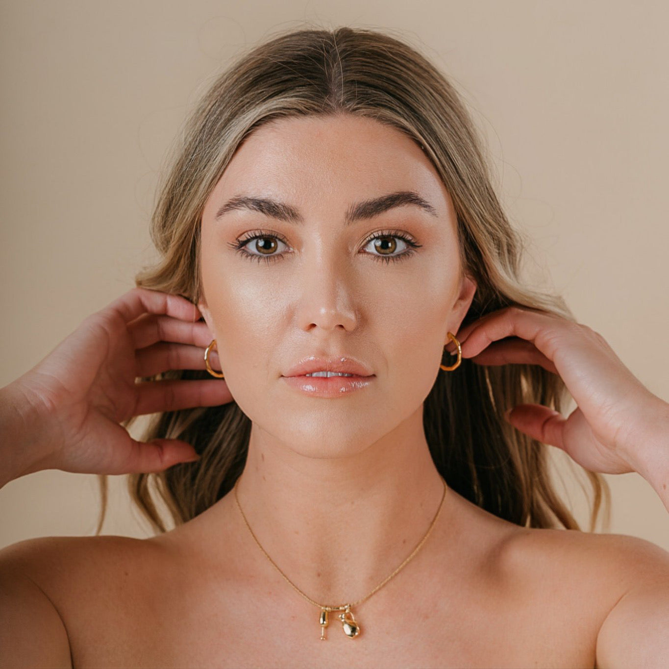 ALLESANDRA MEDIUM HOOP GOLD VERMEIL